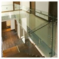 Balustrade en verre PRIMA à poteaux hauts, testée en conditions de pression du vent, pour balcon d'appartement de grande hauteur
