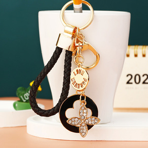 Llavero de Metal con Diseño Creativo y Elegante, Anillo para Llaves de Coche, Colgante para Bolso de Mujer, Llavero de Moda con Trébol de Cuatro Hojas de Aleación de Zinc - Product Image 4