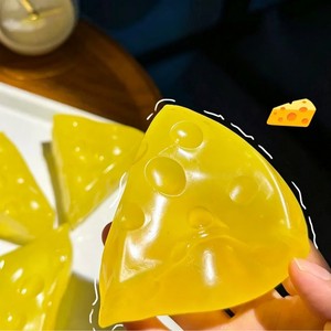 Origineel feestelijk stressverlichtend cadeau: transparante honingdriehoek kaas squishy speelgoed van kokosolie, vaseline en maltose, niet-terugverende knijpfiguur - Product Image 3