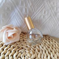 Bouteilles d'huiles essentielles de parfum rechargeables en vrac boule ronde en forme d'ampoule rouleau sur verre transparent 10ml avec couvercle en or mat de rouleau en métal