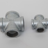 Prix usine haute qualité galvanisé malléable fer noir croix 4 voies raccord de tuyau matériel de plomberie dans l'eau gaz lutte contre l'incendie