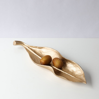 Plateau de fruits en métal en forme de croissant Sculptures décoratives pour la maison Ornements d'artisanat en métal en alliage d'aluminium pour un usage domestique