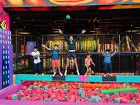Parc de trampoline commercial personnalisé en Inde Pokiddo 1200SQM pour aire de jeux intérieure