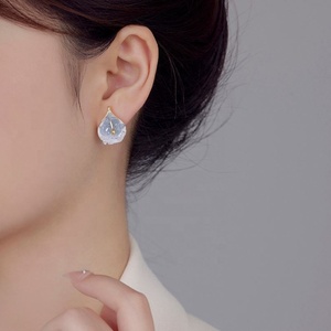 Boucles d'oreilles clous en forme de fer à cheval et de lotus en cristal bleu pour femmes, bijoux en cuivre haut de gamme uniques, zircon tendance, nouvelle tendance pour les fêtes - Product Image 6