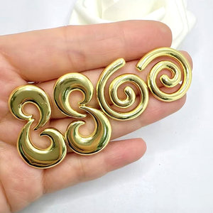 Bonitos Pendientes chapados en <span class=keywords><strong>oro</strong></span> <span class=keywords><strong>de</strong></span> estilo minimalista chapados en <span class=keywords><strong>oro</strong></span>, pendientes colgantes <span class=keywords><strong>de</strong></span> moda para mujer, venta al por mayor - Product Image 2