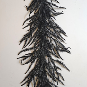 Guirlande de Noël en rotin de pin de Norfolk noir, décorations d'Halloween, 24 pouces, guirlande artificielle en PE souple pour porte et mur de fête - Product Image 3