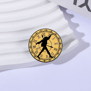 Broche Horloge <span class=keywords><strong>Chrono</strong></span> Trigger Style JRPG Rétro Silhouette d'Épée Crono avec Cadran à Chiffres Romains pour Fans de Jeux Sac à Dos Cadeau - Product Image 2