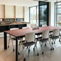 Table de conférence exécutive en placage de bois avec prises électriques intégrées, design minimaliste, taille personnalisée pour hôtel, maison, bureau, OEM