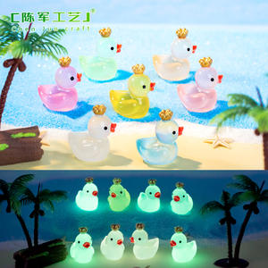 Buena calidad Chunjun Hair Glow-in-the Dark Crown Big Yellow Duck Duckling Doll Moss Fish Tank Paisajismo Decoración Accesorios Landsc - Product Image 2