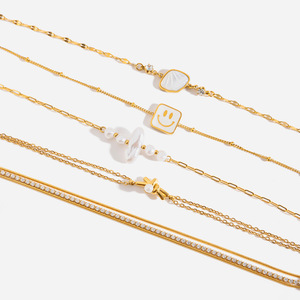 Conjunto de pulsera de cadena dorada con perla y dije de sonrisa para mujer, para uso diario. - Product Image 1