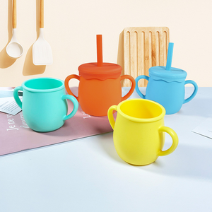 Gobelet d'apprentissage en silicone anti-fuite pour bébé avec paille, couvercle et poignée – Vente en gros - Product Image 5