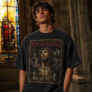 Camiseta Gráfica Gris Oscuro con Estampado Rey de Todos los Reyes, Collage Religioso de Jesús, Tipo de Letra Roja, Estilo Vintage Urbano, Metour, Venta al por Mayor, Personalizada - Product Image 1