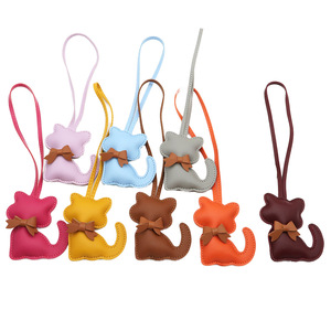 Llavero de cuero PU con forma de gato, colgante con lazo para llaves de coche, accesorio para bolso, regalo para mujeres y hombres - Product Image 1