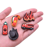 Vente en gros de breloques pour chaussures de pompier cadeaux promotionnels breloques pour chaussures de pompier bouche d'incendie camion sabot breloques pour chaussures