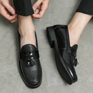 2025 moda Retro diseñador hombres cerrado plano otoño vestido zapatos mocasines adornados con borlas negocios Casual PU zapatos superventas - Product Image 1