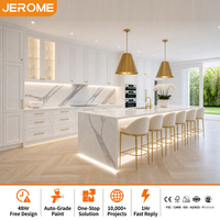 Meubles de cuisine sur mesure de style européen classique moderne avec poignées dorées, grands placards en bois véritable blancs avec îlot central