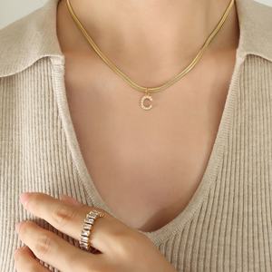 Collar de Cadena Plana con Letras Inglesas Incrustadas con Diamantes de Moda para Mujer, Collar con Colgante de 26 Letras - Product Image 3