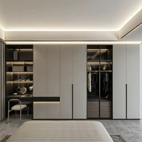 Système de dressing sur mesure moderne et minimaliste avec coiffeuse intégrée, étagères ouvertes et vitrine en verre trempé