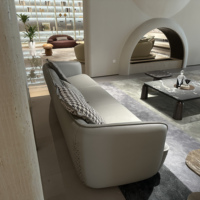 Premium italienisches minimalist isches gerades Sofa aus dickem Leder für Innenräume und Wohnzimmer in der Grand Villa
