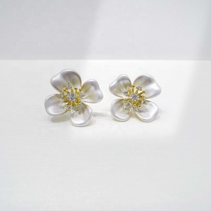 Pendientes de plata de ley 925 personalizados, estilo vintage para boda, pendientes de moda de verano, elegantes pendientes de flor blanca con esmalte en oro de 14k para mujer - Product Image 1