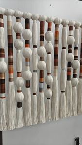 Décoration murale en macramé bohème - Décoration murale rustique avec pompons pour maisons de vacances de luxe - Product Image 5