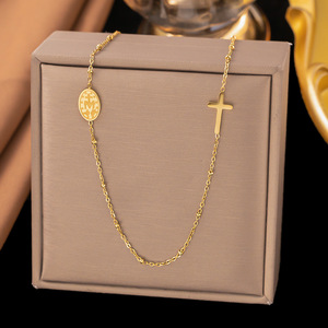 Nouveautés Collier en chaîne de perles en acier inoxydable plaqué or 18 carats avec gravure de fleur de cerisier pour femmes - Product Image 4