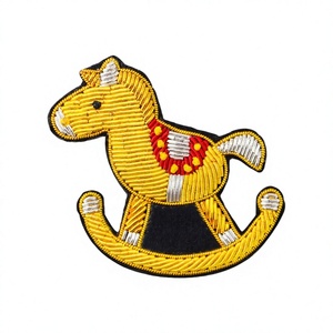 Tissu brodé en soie personnalisable et jouet en feutre Cheval Design Insigne nominatif à coudre avec logo personnalisé pour sacs - Product Image 1