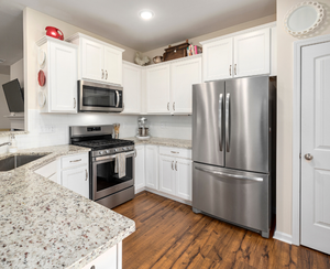 ตู้ครัวไม้อัดเคลือบแล็คเกอร์แบบทันสมัยพร้อมที่จับไม้วีเนียร์เคลือบเงาโลหะ - Product Image 5