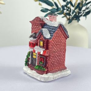 Miniatures décoratives de Noël en résine de haute qualité, maisons de village de Noël créatives faites à la main avec lumières LED en forme de château, nouveauté - Product Image 3