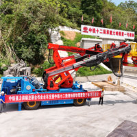 Foreuse de tunnel avec système combiné de groutage et d'ancrage pour le traitement des zones de débordement dans les opérations routières à haute stabilité