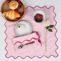 Nappe de table brodée avec logo, serviette de table moderne carrée, set de table à bord ondulé, bordure coquillage transfrontalière pour fête et cuisine