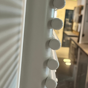 Radiateur à serviettes de style échelle avec barres rondes en acier thermolaqué blanc mat, design moderne et minimaliste pour un chauffage efficace - Product Image 5