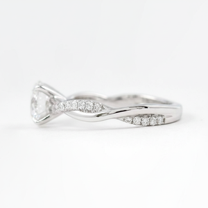 Bague torsadée Moissanite à coupe ronde pour femme - Product Image 1