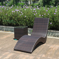 Mobilier d'extérieur, lit de bronzage double en rotin côté piscine