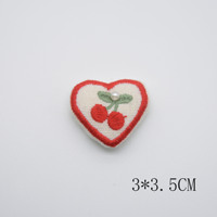 Appliques en tissu brodé en forme de cœur fraise et cerise, avec perles, sans colle, pour pinces à cheveux, vêtements, sacs, et loisirs créatifs (DIY) - Vente en gros