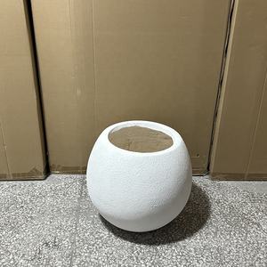 Pot Bunga Fiberglass Sederhana Ramah Lingkungan Ukuran Besar Gaya Amerika untuk Penggunaan di Luar dan Dalam Ruangan untuk Kondisi Taman - Product Image 6