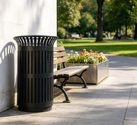 Grande poubelle extérieure en métal, poubelle cylindrique, design perforé, poubelle élégante noire pour les jardins et les zones urbaines