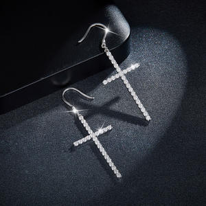 Pendientes de Plata de Ley con Cruz Delicada para Mujer, Marca Rui Zun, Accesorios de Moda - Product Image 3