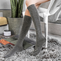 Vente en gros de chaussettes hautes respirantes grises blanches à paillettes pour femmes, hautes et fines, tricotées brillantes