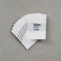 Étiquettes tissées de taille de vêtement blanc populaire étiquettes de robe en tissu plat avec logo de nom noir personnalisé