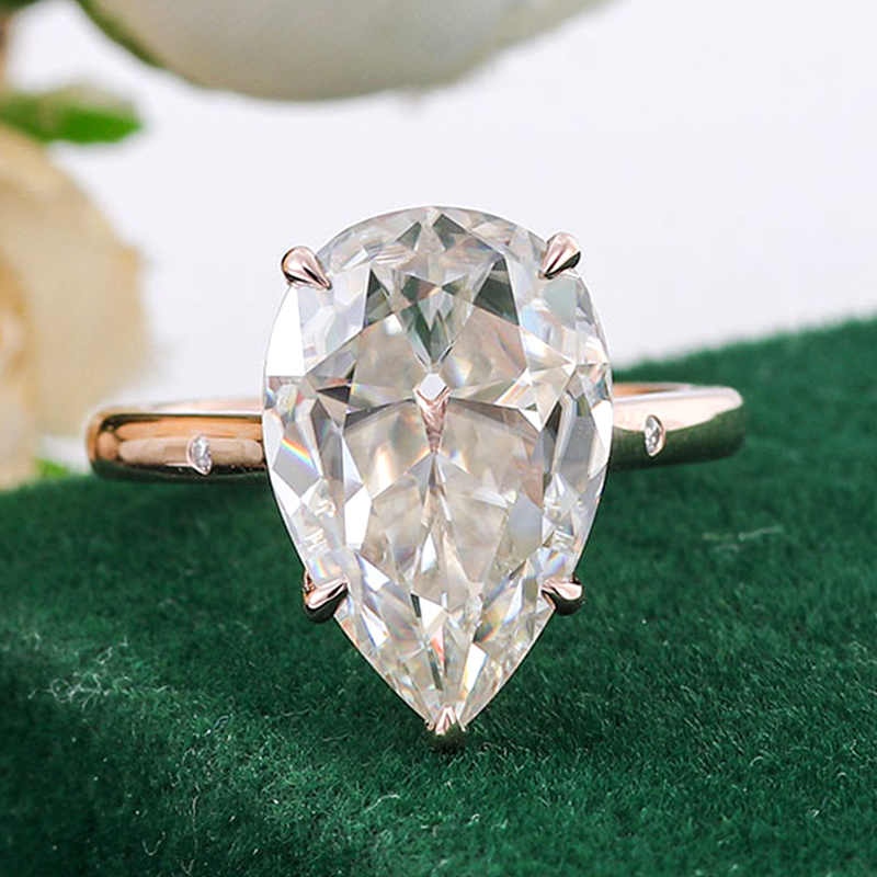 Bague en or massif 10 carats avec moissanite, vraiment top.