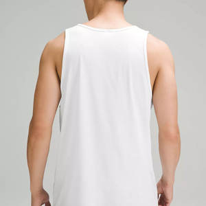 Débardeurs pour hommes en polyester et coton respirant, couleur unie, logo personnalisé, fabrication pakistanaise, haute qualité, en vente. - Product Image 2