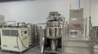 Mélangeur émulsifiant sous vide industriel pour sérums, crèmes et lotions, avec pot de mélange d'huiles en option et homogénéisateur à cisaillement élevé