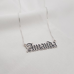 Collana con Nome in Stile <span class=keywords><strong>Old</strong></span> English, Ciondolo Personalizzato con Riempimento Colorato, Acciaio Inossidabile con Pietra Naturale, Design Unisex di Lusso Leggero - Product Image 2