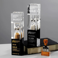 Trophée en cristal de verre en forme de cube, nouveau style, haute qualité, personnalisé, avec sablier en verre, cadeau souvenir
