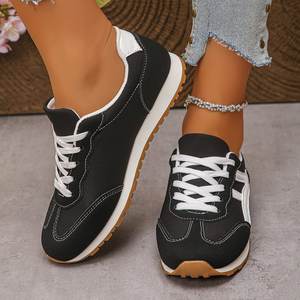 Chaussures de sport décontractées rétro bicolores noir et blanc avec lacets pour un port respirant au quotidien - Product Image 3