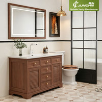 Meuble de salle de bain peint sur mesure style ferme, vasque autoportante aspect massif avec volets à persiennes pour projet de villa américaine
