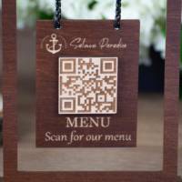 Bar Restaurant personnalisé Booth Café Table Debout Logo gravé personnalisé Numériser pour payer Code en bois avec chaîne QR Code Menu