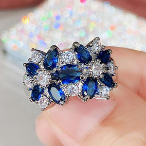 Anello A036 con Grappolo di Fiori, Anello da Donna con Zirconia Cubica, Incastonatura Ovale a Pavé, Anelli alla Moda per Feste - Product Image 3