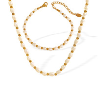 Ensemble collier et bracelet tendance en acier inoxydable plaqué or 18 carats avec perles d'eau douce, hypoallergénique et étanche – Cadeau idéal
